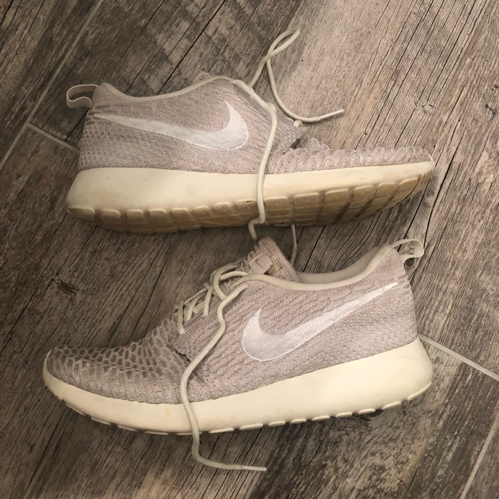 Women’s Nike Roshe Shoes | size: 8.5